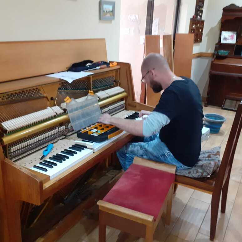 Regulating an upright.